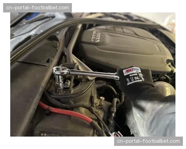 机械故障：领先车手在维修区紧急更换后避震，耗时仅45秒